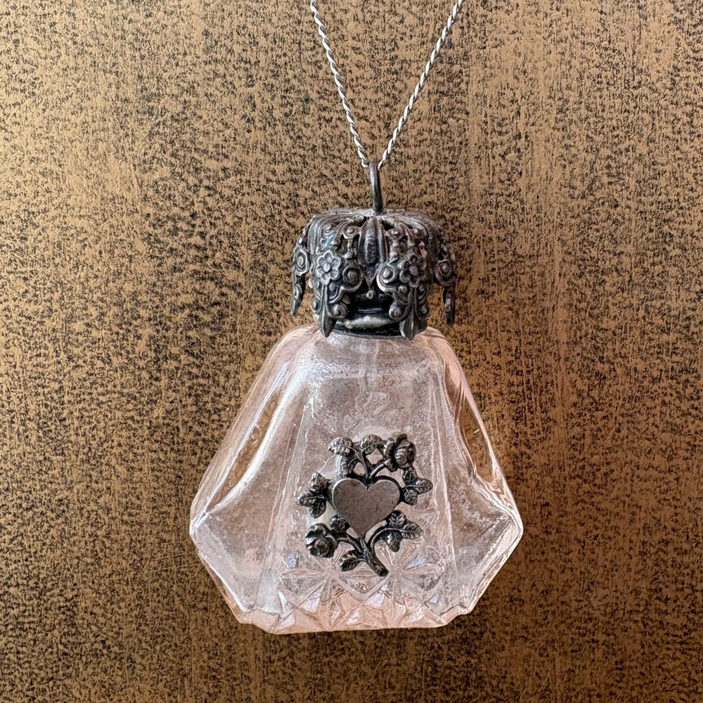 Vintage Style Pale Pink Glass Perfume Vial Pendant Necklace with Delicate Heart - Picture 8 of 8